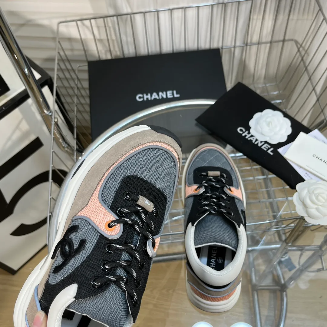 👟👟Ex-factory price 560👟👟 Chanel Chanel - 2022 counter top casual sports shoes This classic design; the upper is electro-embroidered with a variety of techniques; the outsole is fashionable and sporty; it is unusual to incorporate a variety of color matching elements... The diversified mix and match is very good-looking and versatile, casual, fashionable, sports and outdoor can be taken into account... ꫛꫀꪝ Go➫ Material: ❶Upper is made of: Original imported high mercerized smooth cow suede + electric embroidery technology + imported breathable mesh ❷Inner use: original imported breathable mesh ❸Outsole based on: original TPU combination outsole Counter boutique packaging complete set for women 35–42 men 38–46